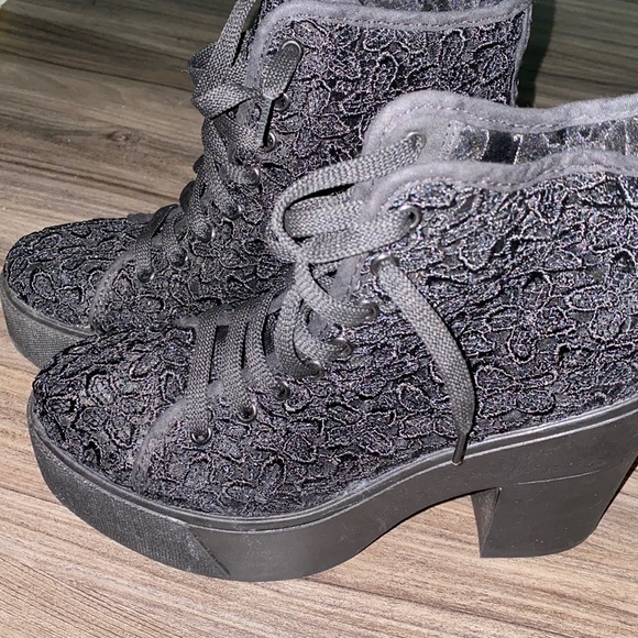 😍Gorgeous Platform 👢 - Picture 2 of 6